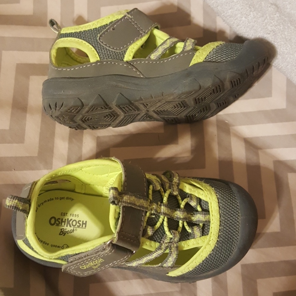 NWOT OshKosh Waterproof Toddler Shoes